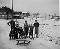 Blick Richtung Winterborn (Hintergrund rechts: das alte Trafohäuschen der Elektrizitätsgenossenschaft Malzhagen und dahinter der Schornstein der ehemaligen Papierfabrik in Winterborn), 1955