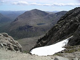 Vue du Cairn Toul depuis le Braeriach, avec le Lochan Uaine.