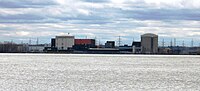 La centrale nucléaire de Gentilly, seule centrale nucléaire en opération commerciale au Québec. À gauche, la centrale de Gentilly-2. Hydro-Québec exploite cette centrale depuis 1983. À droite la centrale Gentilly-1, retirée du service en 1978.