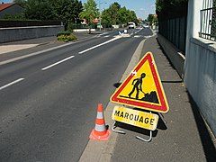 Panneau AK5 pour un chantier de marquage au sol.