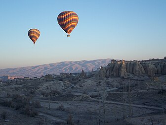 Montgolfières survolant les paysages de Cappadoce, en Turquie. (définition réelle 2 560 × 1 920)