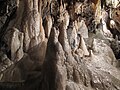 Конические сталагмиты в пещере Grotta del vento, Италия.