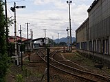 駅構内、左側に旧旅客ホームがある