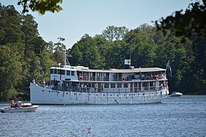 M/S Diana vid Drottningholms slott