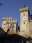 La Rocca vista dalla piazza principale, insieme alla Torre dell'Orologio.