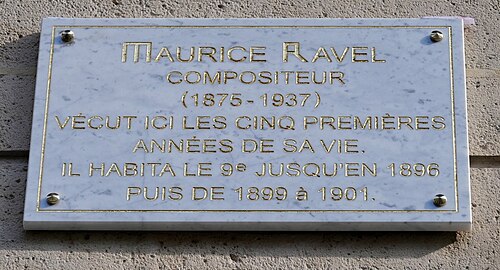 no 40 : plaque commémorative Maurice Ravel 40 rue des Martyrs.