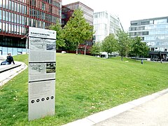 Historisches zum Park auf der Tafel, dahinter die Neubauten auf der Nordseite