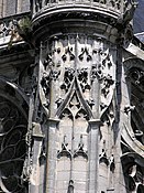 עמוד מקושט בסגנון הלהבות, בית הרוחב של קתדרלת סנלי, המאה ה-16