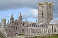 St. David's Cathedral, Pembrokeshire, on y voit le flanc vers l'est par (1864-76)