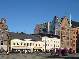 Östra sidan av Stortorget sommaren 2008. I vänsterkanten en del av rådhuset och näst längst till höger Apoteket Lejonet.