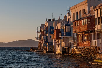 Pôr do sol em Míconos, Grécia. Míconos é uma ilha do mar Egeu e pertence às Cíclades. A capital da ilha é Chora, localizada no lado oeste da ilha. Embora tenha um litoral de 89 quilômetros, Míconos foi uma das primeiras ilhas gregas a desenvolver o turismo. Já na década de 1960, os turistas afluíam em massa à ilha. Hoje a vida noturna de Míconos é considerada uma das mais animadas e ativas da Europa. A parte mais famosa da ilha no país é chamada de “Pequena Veneza” devido à sua semelhança com aquela cidade. (definição 4 114 × 2 733)