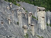 « Salle de bal des demoiselles coiffées » à Théus.