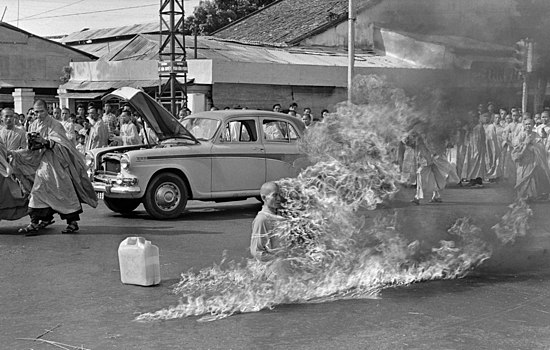 Самоспаљивање будистичког монаха Тик Кванг Дука 1963. у Сајгону (данас Хо Ши Мин), у знак протеста против дискриминације будиста у тадашњем Јужном Вијетнаму. Режим председника Нго Дин Зјема, иначе припадника католичке мањине, активно је фаворизовао Католичку цркву и католике у свим сферама живота, док су будисти били дискриминисани иако су чинили између 70 и 90 одсто становништва Јужног Вијетнама. Председник Зјем је убијен у војном удару у новембру 1963