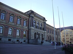 Universitetshuset med Skandalhuset i bakgrunden till höger.