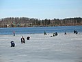 Pescadores en el río helado en Imatra