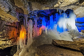 Grotte touristique de Koungour dans le Kraï de Perm (Russie). (définition réelle 3 845 × 2 563)