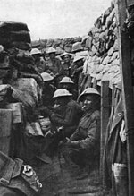 חיילים אוסטרליים מתארגנים לקראת קרב פרומל. כל החיילים שבתמונה למעט שלושה נפלו. השלושה שנותרו בחיים נפצעו קשה.