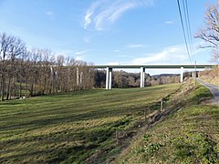 Le viaduc autoroutier franchit la vallée du Douime.