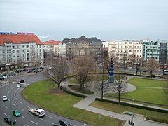 La place Theodor-Heuss de Berlin en 2005 (Theodor-Heuss-Platz) ; place Adolf-Hitler pendant le Troisième Reich. La station de métro éponyme est également renommée.