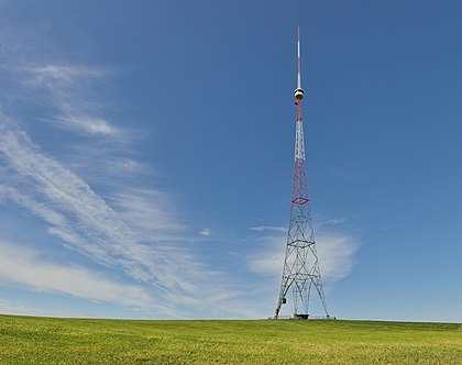 Torre de Blosenberg, uma torre transmissora construída em 1937 em Beromünster, no cantão de Lucerna, Suíça. (definição 4 763 × 3 770)