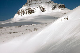 Glacier Ulusal Parkı'nda "Going-to-the-Sun (Güneşe Gidiş)" yolunda kar tipi