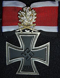 Croix de chevalier de la croix de fer avec feuilles de chêne et glaives en or et brillants[a].