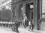 תהלוכה של מועצת הסטודנטים הגרמנים עוברת לפני חזית המכון לסקסולוגיה, 6 במאי 1933