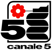 Logo de Canale 5, majoritairement noir avec une fleur rouge stylisée.