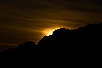 Silhouette du massif de la Chartreuse au coucher du soleil. (définition réelle 3 264 × 2 172)