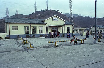 충주댐 수몰지구 선로 이설 이전에 있던 단양역(1982년)