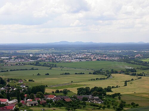 Vue de Mnichovo Hradiště depuis le nord-est (au premier plan : Dneboh).