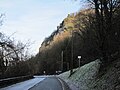 Éperon rocheux d’Engihoul, photographié de l’ouest. La Meuse coule sur la gauche, en contrebas.