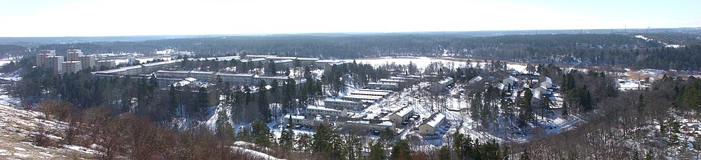 Panorama över Fagersjö från Högdalsreservoaren, i bakgrunden syns sjön Magelungen.