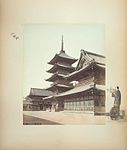 Tennonji, Osaka, mellan 1885 och 1890. Handfärgat albumintryck på en dekorerad albumsida. Vy över templet shitennō-ji i Osaka.