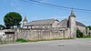 Ensemble formé par la ferme de la Vouerie (le corps de logis et les dépendances, y compris les deux tours du XVIIe siècle), la tour de l'ancien château et les terrains environnants