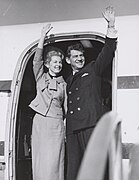 Leonard et Felicia Bernstein partant pour Israël, 1957.