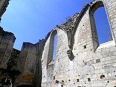 Photographie en couleurs du détail des voûtes d'une ancienne église.