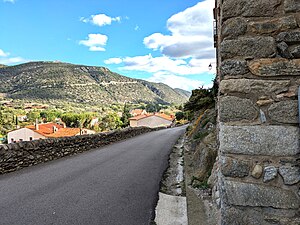 Le village de Marquixanes est situé sur un petit affleurement de granit qui est séparé du massif de Millas au nord par le fond de la vallée de la Têt. Des sections des murs et des bâtiments médiévaux du village ont été construites avec des blocs de ce granit.