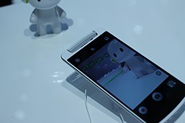 L'Oppo N1, dispose d'une caméra principale torsadable qui est utilisée pour les selfies lorsqu'elle tourne.