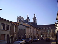 Toiture de l'abbatiale surplombant les maisons