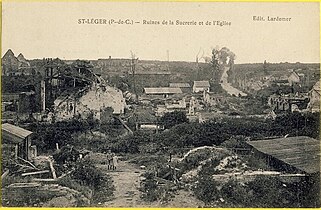 Carte postale des ruines du village en 1920 : à l'arrière-plan, les ruines de l'église.