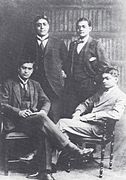 Subhas Bose (sedang berdiri, kanan) bersama dengan teman-temannya di Inggris, 1920