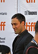 Alex Hassell interprète Métatron.