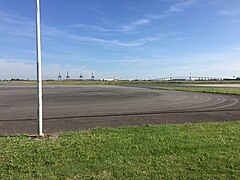 Tarmac avec vue sur le pont de Saint-Nazaire.