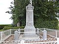 Le monument aux morts, à proximité de l'église et du cimetière.