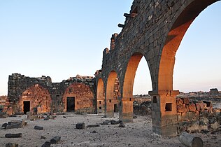 הכנסייה המערבית. מימין הקיר הדרומי שבו ארבע קשתות