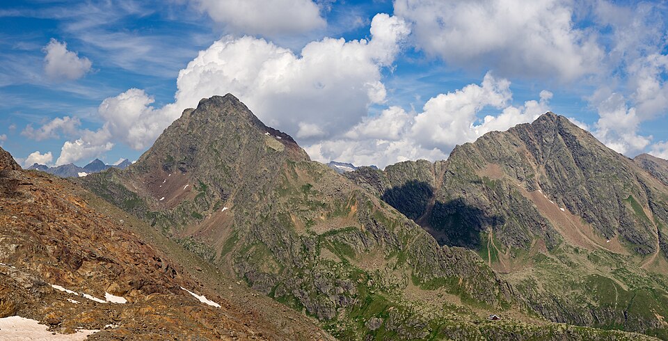 Lage der Bremer Hütte (unten rechts) vor der Inneren (links) und Äußeren Wetterspitze (rechts)