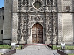 Estípite en la fachada del templo de San Francisco Javier (actual Museo Nacional del Virreinato) en Tepotzotlán