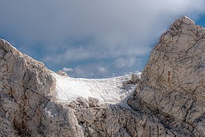 30. Platz: Hueckinghaus Neu! mit Rechts der Gipfel der Zugspitze, LSG Wettersteingebiet