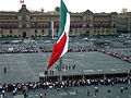 Ceremonia de arreamiento de la bandera monumental en la plaza de la Constitución a las 18:00.